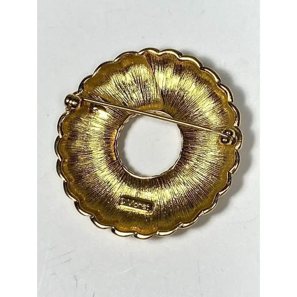 Monet brooch circle